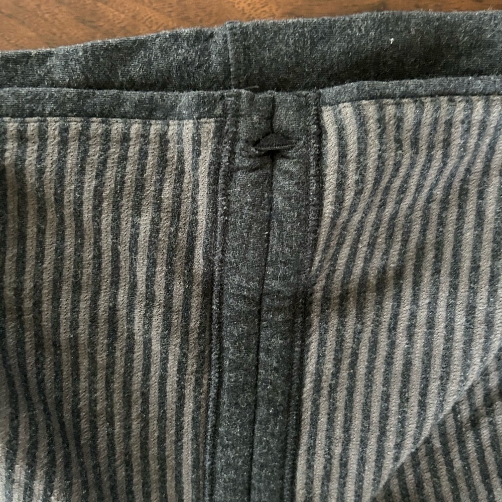 Lululemon In A Cinch Long Sleeve Tee 
Reversible 
Heathered Black Soot Stripe 
6 - Picture 6 of 8
